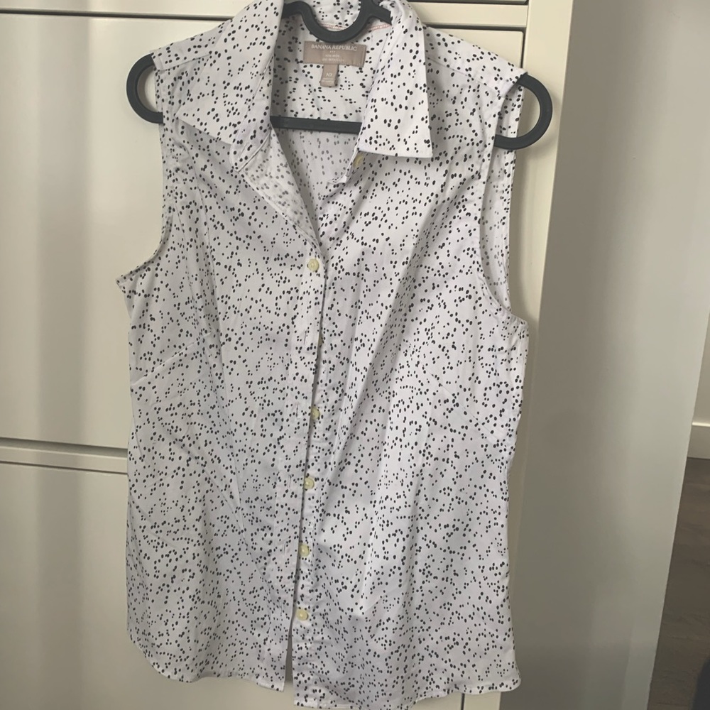 BR sleeveless top